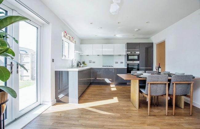 Luxurious 4 BH Home Near Willen Lake Ideal for Families & Business Stays! - Photo 16