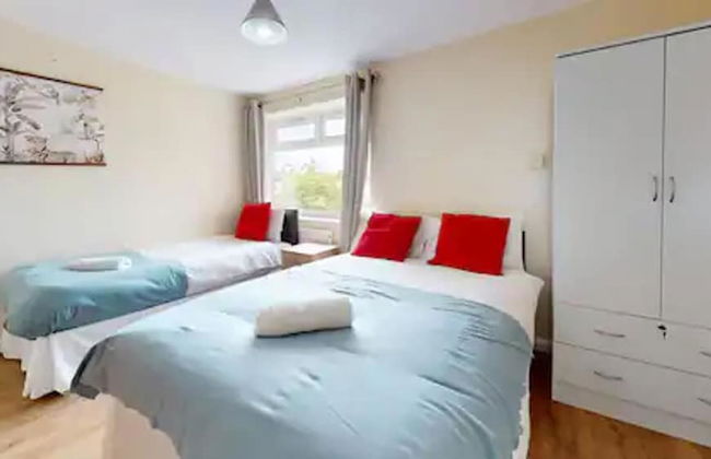 Captivating 2-bed Apartment in Stanford-le-hope - Foto 1