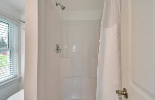 Walk to Beach! Sodus Point Escape with Private Yard - Foto 15