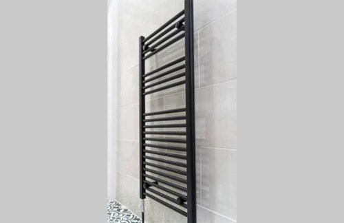 Cheerful 2 Bedroom Homely Apartment, Sleeps 4 Guest Comfy, 1x Double Bed, 2x Single Beds, Free Parking, Free WiFi, Suitable For Business, Leisure Guest, Contractors, QE Hospital, Glasgow, Near Airport & City Centre, Perfect For Common Wealth Games 2026 - Foto 18