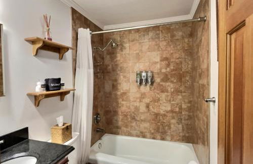 CozyDen - AC, Grill, Bike to Mountain, Porch! - Foto 8