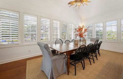 Relax and Enjoy the Spectacular Views in this Picturesque Home home - Foto 8