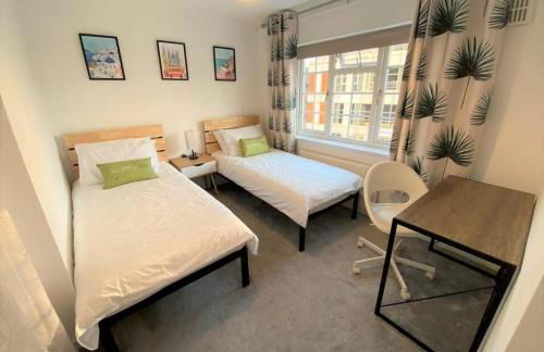 Redhill Town Centre 3 bed House near Gatwick Airport, easy commute to London - Foto 9