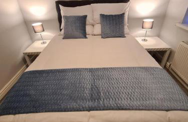 Whole House - 4 Bedrooms - Parking - Sleeps 8 - Foto 25