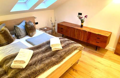 stylische Alpenlounge mit Pool, Blockhaus-Sauna und Jacuzzi für bis zu 12 Personen - Foto 2