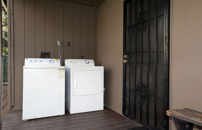 Spacious House on Melrose w Private Backyard Gym - Photo 15