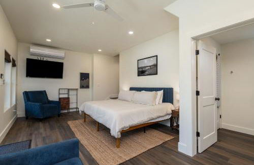 New Riverfront Home with Mtn Views - Foto 12