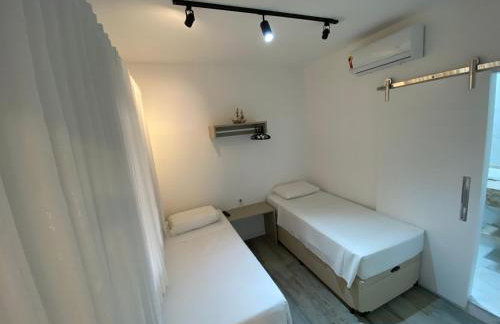 Fabuloso flat 241, Amarílis, Riviera de São Lourenço 3 Piscinas climatizadas carregador veiculo eletrico 2 quartos sendo uma suíte internet 500mb Adega, cozinha equipada completa, serviço de praia fim de semana limpeza trocas de toalhas, - Foto 9