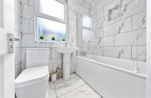 Lovely 4-BR Home In Leyton - Sleeps 14, Near Tube, Arcade, 100inchTV - Foto 30