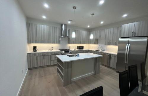 912 Brand New Spacious Tonwhome 3br 3ba sleeps 9 - Foto 3