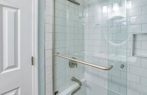 Salt and Light Oceanfront Condo with Pool and Elevator - Foto 16