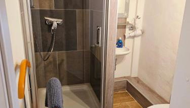 30qm Monteuroase in Melsungen-Schwarzenberg 2 MwSt ausweisbar - Foto 4, towels, Shower