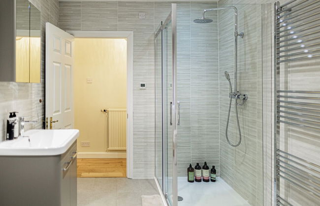 Charming 3BD Cotswolds Family Retreat - Photo 16