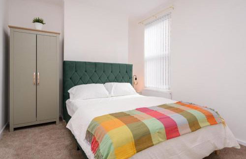 Liverpool Luxe Retreat 3 Bedroom House Next to Everton Stadium - Photo 16