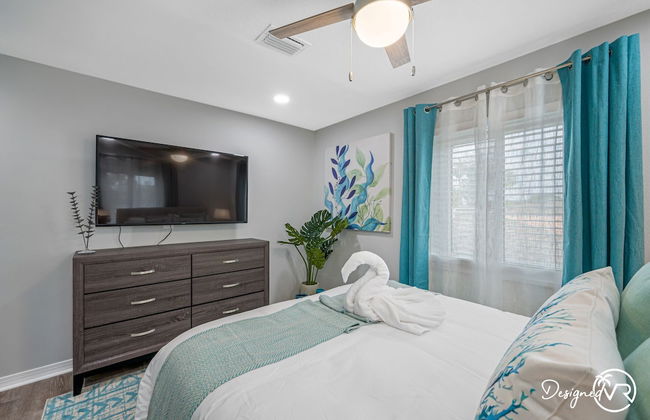 Chic 8BR with Heated Pool & Waterview - Photo 11