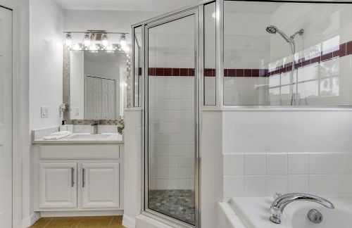 Stunning 5 bedroom pool home in gated community minutes from Disney - Foto 12