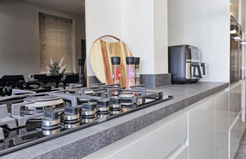 Large Southend Beach House Sleeps 8 Free Parking x 2 Perfect for Contractors 4 King Beds or 8 Single Beds by The Opulent Property Project UK - Foto 7