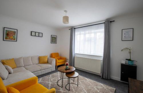 Modern Detached 4-Bedroom 2-Bath Home, Guildford - Foto 1