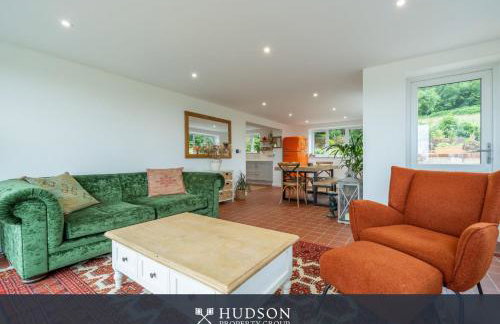 Modern Snitton Cottage & Gardens - Photo 4