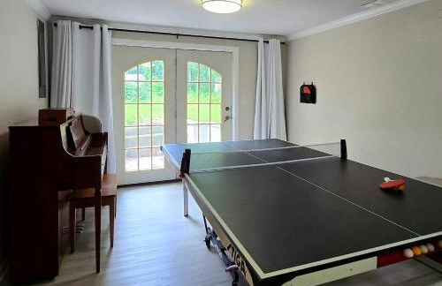 Spacious 4BR Retreat Yard, BBQ & Prime Location - Foto 14