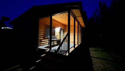 Rustic 1 bd 1 ba Cabin at New Waitts Lake Resort - Foto 3