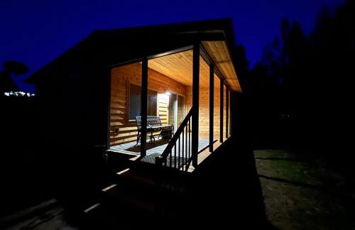 Rustic 1 bd 1 ba Cabin at New Waitts Lake Resort - Foto 3