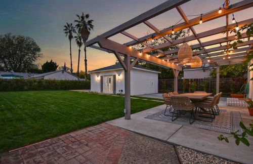 Beautiful 3 Bed Home with a Large Back Yard Outdoor Space - Foto 34