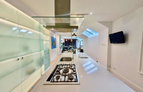 Stunning 4 Bedroom House in Old Windsor Perfect for Families & Groups - Foto 9