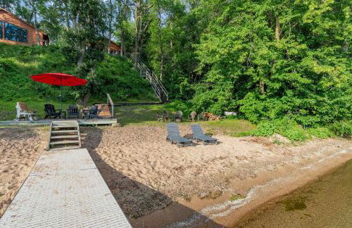 Sandy Beach Family Getaway with Fire Pit and Deck! - Foto 38