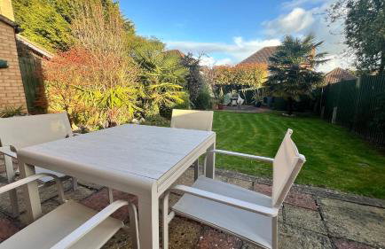 Superb Comfy 2 Bed House, Responsive & Caring Hosts Free WiFi & Parking, Close to MK Centre, Train Station, Santander, Network Rail by Webbhill Stays - Foto 63