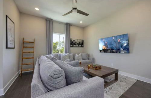 Luxury four-story Home with Rooftop views, 10min to Downtown! Sleeps 12! - Photo 8