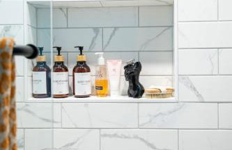 Luxe Modern Cabin with Pond, Fire Pit, Hiking, near Bethel Woods - Foto 28