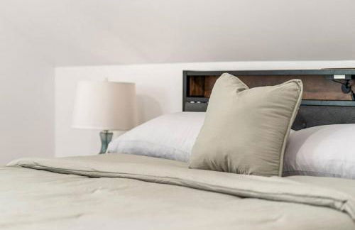 NYC Access 4BR Duplex Sleeps 10, Free Parking - Foto 49