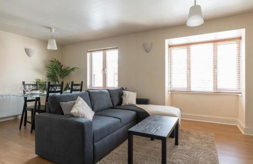 Spacious 2BR Flat - 2 Free Parking Spaces - Near LGW Airport - Foto 7