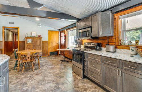 Lake Escape with Hot Tub and Docks in Hope! - Foto 8