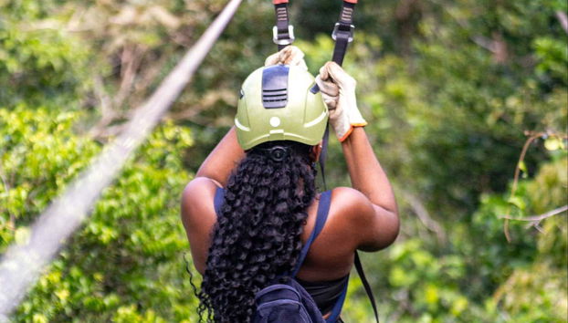 Disfrutando del circuito de tirolinas