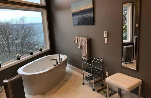 Romantic Spacious Suite with Salish Sea & Mountain Views at Seattle Luxury Estate - Foto 12