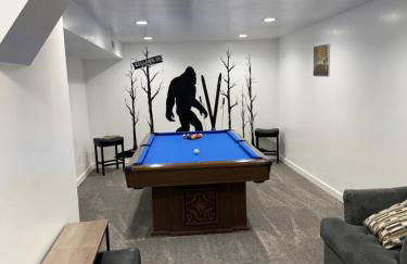 Photo Op with Sasquatch 2 min to walk Silver Mtn - Foto 1