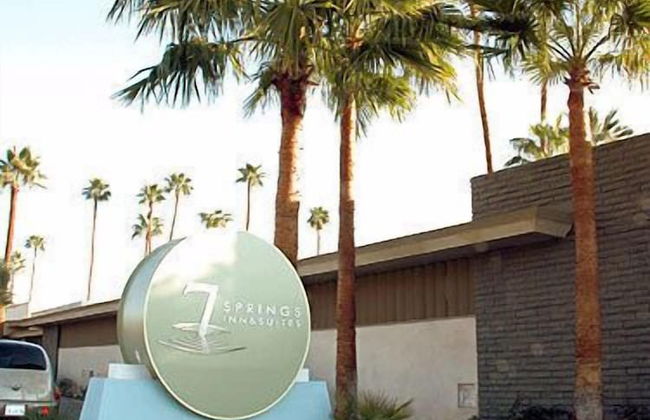 7 Springs Inn & Suites - Photo 45