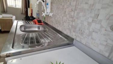 Kitnet310 centro, linda vista janela,tv smart, ar - Foto 3