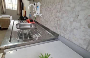 Kitnet310 centro, linda vista janela,tv smart, ar - Foto 3