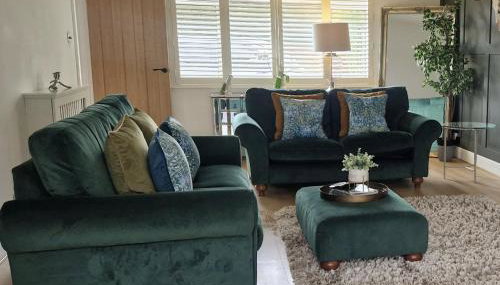 South Coast New Forest Holiday Home-4 Bed-Sleeps 8-Spacious-Parking-EV Dock-Large Garden-Playground-Great for Families-Groups-Professionals - Foto 5