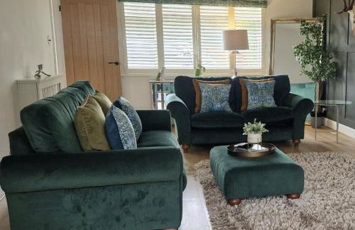 South Coast New Forest Holiday Home-4 Bed-Sleeps 8-Spacious-Parking-EV Dock-Large Garden-Playground-Great for Families-Groups-Professionals - Foto 5