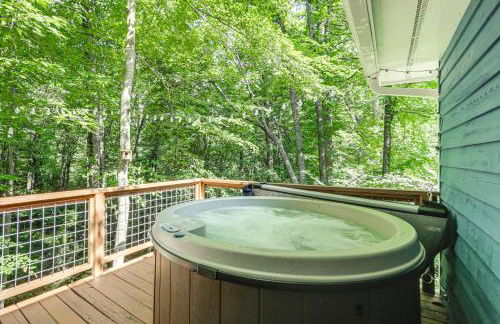 Creek View and Hot Tub Woodsy Maggie Valley Cottage - Foto 34