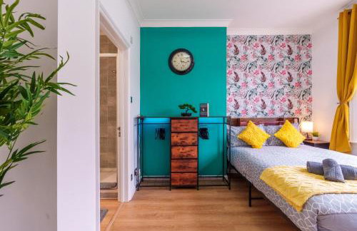 Stylish 3 Bedroom Sea View Apartment -Free Parking- Sleeps 9 - Photo 17