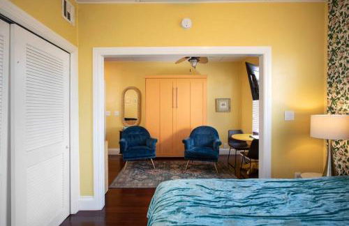 Duval Street Suite overlooking Duval with parking and pool - Foto 28