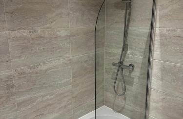 Two Bedroom City View Apartment Liverpool by StaySavvy Accommodation - Photo 13