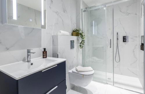 Bright 1 bedroom apartments near Farnham Castle - Photo 3