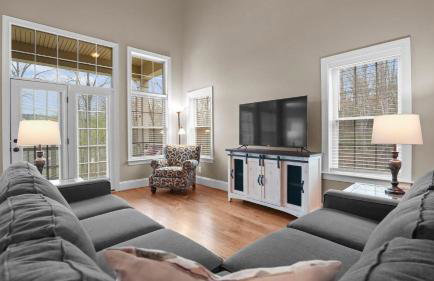 Sleeps 22, Lakefront w/ Private Dock & Pool, 2 Houses Lake Living by Avantstay - Foto 12