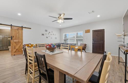 Game Barn, Cowboy Pool, 17ft Movie Screen - sleeps 10 - Photo 27